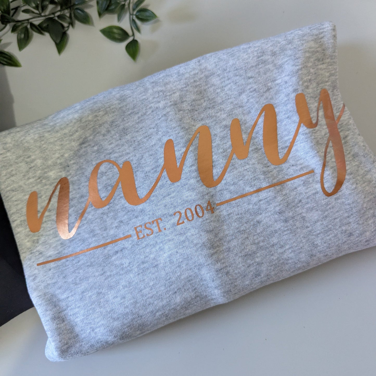 Personalised mama est. with year notation crewneck fleece jumper. Mother's Day gift. Custom mama present. Present for mum.